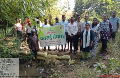 भोगणबोडी येथे  लोकसहभागातुन व कृषी विभागातील कर्मचारी यांच्या सहभागातून वनराई बंधारा बांधकाम