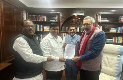 आमदार चरणसिंग ठाकूर यांनी घेतली केंद्रीय वस्त्रोद्योग मंत्र्यांची भेट   काटोल मध्ये CCI कापूस संकलन केंद्र सुरू करण्याची मागणी