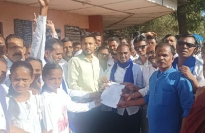 कोंढाळी  मध्ये संविधान बचाव समितीच्या वतीने अमीत शाह व परभणी/बीड़ च्या घटनेच्या निषेधार्थ भव्य मोर्चा*   कोंढाळी मध्ये व्यापार पेठ, शैक्षणिक सांस्कृतिक क्रीडा संस्थाचा बंद    कोंढाळी येथील समता ‌मैत्री दल व संविधान बचाव समितीचे‌वतीने‌   शिस्तपद्धतीने  निषेध/आक्रोश मोर्चा काढण्यात आला    राष्ट्रपती, प्रधानमंत्री,  राज्यपाल, मुख्यमंत्री , यांना  दिले  मागणीचे निवेदन   कोंढाळी चे ना.तहसीलदार भागवत पाटील यांना निवेदन देण्यात आले