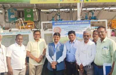 उर्जा विभाग शेतकर्यांचे दारावर  अधिकार्यांनी समजावून सांगितले सौर उर्जा चे महत्व    महाराष्ट्र शासनाची मागेल त्याला सौर कृषी पंप योजना