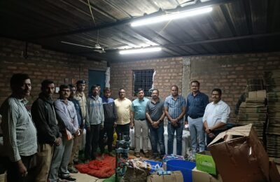 नागपूर ग्रामीण क्राईम ब्रांच‌ जोमात उत्पादन शुल्क विभाग कोमात  मरकसुर चे शेत शिवारात बनावट देशी दारू कारखान्यावर  क्राईम ब्रांचचा (पोलीसांचा) छापा  बनावट दारू व   बॉक्स सह 11,82,520 रूपयांचा मुद्दे माल जप्त    दोन आरोपी गजाआड, तीन आरोपीचे शोधसत्र सुरू