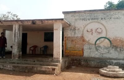 जनपद शिक्षा केन्द्र उंचेहरा के परसमनिया पठारी अंचल में शासकीय प्राथमिक पाठशाला पटीहट में मिला किराए का शिक्षक