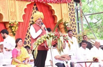 नारळी सप्ताहाच्या माध्यमातून समाज घडविण्याचे मोलाचे कार्य – मुख्यमंत्री देवेंद्र फडणवीस घाटशिळ पारगाव येथे श्री संत वामनभाऊ महाराज यांच्या नारळी सप्ताहासाठी मुख्यमंत्र्यांची उपस्थिती