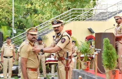 पालक मंत्र्याचे हस्ते पोलीस उपनिरीक्षक धवल देशमुख यांना महासंचालक  सन्मानचिन्ह  सन्मान चिन्ह देऊन महाराष्ट्र दिनी केला गौरव