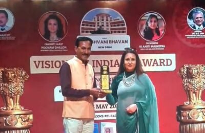प्रसार भारती मंत्रालयाचे व्हिजिनरि इंडियन अवॉर्ड सुधीर गोतमारे पुरस्कृत  जलसंधारण व स्वनिधीतून ग्राम विकासा करिता   सुधीर गोतमारे पुरस्कृत   प्रा.सुधीर गोतमारे यांचेवर अभिनंदनाचा वर्षाव