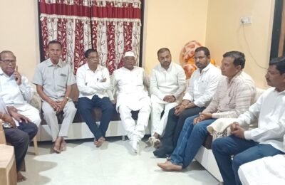 गडचिरोली येथे चामोर्शि आष्टी महामार्गावर रोड अपघातात गडचिरोली येथील विनोद काटवे, राजेंद्र नैताम, सुनील वैरागडे यांचे दुःखद निधन झाले असता त्यांच्या कुटुंबियांची गडचिरोली-चिमुर लोकसभा क्षेत्राचे लोकप्रिय खासदार डॉ. नामदेव किरसान यांनी घेतली सांत्वना भेट.