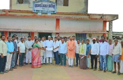 अंकिसा ता. सिरोंचा येथे ग्रामपंचायत कार्यालयात लोकप्रिय खासदार डॉ. नामदेव किरसान यांनी ग्रामस्थांच्या समस्या जाणून घेतल्या