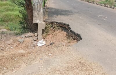 अनखोडा –  कढोली जैरापुर मार्गावरील नाल्याच्या पुलावर खड्डा  पडुन तिन वर्ष झाले पण शासण  झोपेत