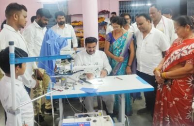 आमदार डॉ.परिणय फुके साहेब  यांनी एकलारी येथील गारमेंट युनिट ला भेट दिली.