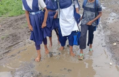 अंकल -आम्हाला ही चांगली  सडक  बनवून द्याना   सायखोड  शिरमी येथील चिमुकल्यांची हाक  सायखोड (शिरमी) येथे प्राथमिक शाळेसह पायाभूत सुविधा देण्याची मागणी  “निवासी पट्टे, पक्के रस्ते, नाल्या आणि घरकुल योजनांचा लाभ केव्हा?” — प्रज्वल धोटे