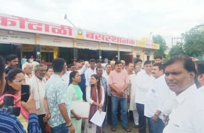 कोंढाली बस स्टेशन के नविनीकरण के‌ निर्माण कार्य का विधायक चरणसिंग ठाकूर द्वारा निरिक्षण  निर्माण कार्य में हो रहे देरी पर  नाराजी व्यक्त की