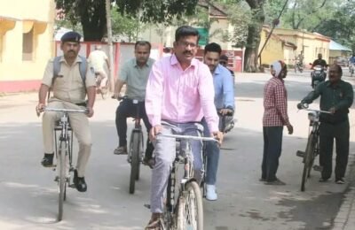 आज साइकिल से दफ्तर पहुंचे कलेक्टर। एसडीएम सिटी और तहसीलदार भी साइकिल से आए कार्यालय ——-