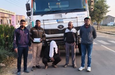 🎬 करडी पोलिसांकडून मध्यरात्री थरारक कारवाई — 45.60 लाखांची अवैध रेती वाहतूक पकड; बिननंबर 12-चक्का टिप्पर जप्त