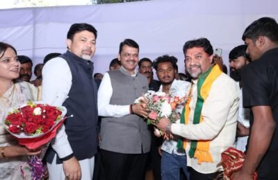 मुख्यमंत्र्यांच्या हस्ते कोंढाळी नगराध्यक्ष योगेश चाफले यांचा भव्य सत्कार कोंढाळीच्या सर्वांगीण विकासासाठी शासन कटिबद्ध – मुख्यमंत्री देवेंद्र फडणवीस