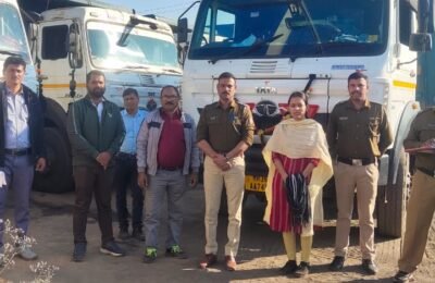 🎬 वरठीत रेती माफियांवर महाकाय कारवाई! सिरसी परिसरात एकाचवेळी चार बारा चक्का ट्रक जप्त; १ कोटी ६२ लाखांचा मुद्देमाल ताब्यात महसूल व पोलिसांचा संयुक्त धडक कारवाईत रेती तस्करांचे धाबे दणाणले