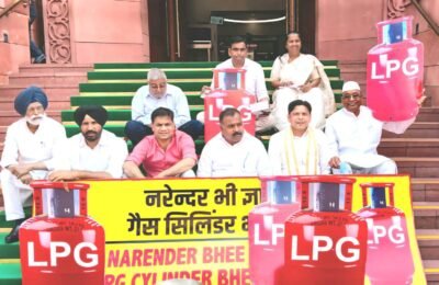 गॅस तुटवड्यावरून संसदेच्या पायऱ्यांवर ‘रणकंदन’! खासदार डॉ. नामदेवराव किरसान आक्रमक; राहुल गांधींच्या उपस्थितीत मोदी सरकारचा निषेध