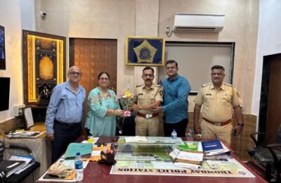 झोपडपट्ट्यांमधील तरुणाईला मिळणार नवी दिशा! ‘न्यू अवेकनिंग ट्रस्ट’ अन् ट्रॉम्बे पोलिसांची धडाकेबाज युती; व्यसनमुक्ती अन् करिअर गाईडन्सचा मास्टरप्लॅन!  ​Sr. PI लोकेश महादेव कणसे यांच्यासोबत ‘हाय-व्होल्टेज’ बैठक; ट्रॉम्बेतील मुलांचे भविष्य घडवण्यासाठी ‘खाकी’ अन् ‘सामाजिक संस्था’ एकत्र!