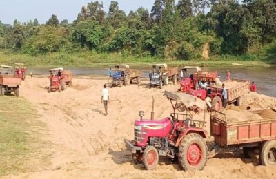 सुकळी रेती घाटावर महसूल व पोलीस विभागाची धडक पाच ट्रॅक्टर वर कारवाई मोहाडी पोलिसात ट्रॅक्टर जप्त कारवाईमुळे रेती तस्करात धडकी