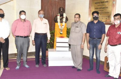 लोकमान्य बाळ गंगाधर टिळक यांच्या पुण्यतिथीनिमित्त विधान भवनात आदरांजली