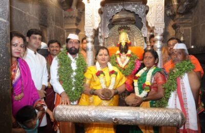 बळीराजाला सुखी, समाधानी ठेव… पांडुरंगचरणी उपमुख्यमंत्री एकनाथ शिंदे यांचे साकडे!  पोटा (ता. हिमायतनगर, जि. नांदेड) येथील मानाचे वारकरी रामराव बसाजी वालेगावकर व सुशिलाबाई रामराव वालेगावकर यांना कार्तिकी एकादशीच्या शासकीय महापूजेचा मान