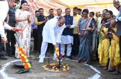 आदिवासी विकास मंत्री डॉ. विजयकुमार गावित यांच्या हस्ते शासकीय आदिवासी मुलींचे वसतिगृह बांधकामाचे भूमिपूजन
