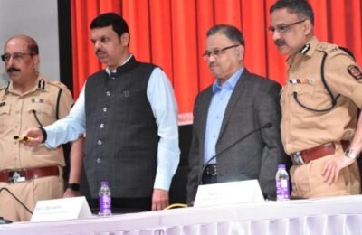 व्हॉट्स ॲप, ट्विटर, फेसबुक, ईमेल तक्रारींचाही आता डायल-११२ मध्ये समावेश. एकत्रित प्रणालीचे उपमुख्यमंत्री देवेंद्र फडणवीस यांच्या हस्ते लोकार्पण