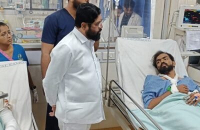 जुन्या मुंबई-पुणे महामार्गावरील खासगी बस अपघातातील जखमींचे मुख्यमंत्र्यांनी केले सांत्वन मृतांच्या नातेवाईकांना ५ लाखांची मदत; जखमींवर शासकीय खर्चाने उपचार