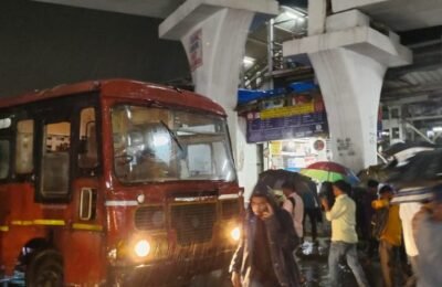 पावसात अडकलेल्यांसाठी ‘एसटी’ आली धावून रेल्वे स्थानकापासून निवासी भागापर्यंत प्रवाशांना मोफत सेवा देण्याचे नियोजन
