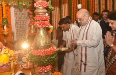 केंद्रीय गृहमंत्री अमित शाह यांनी घेतले सागर निवासस्थानी श्री गणरायाचे दर्शन उपमुख्यमंत्री देवेंद्र फडणवीस यांच्याकडून सहकुटुंब शाह दाम्पत्याचे स्वागत