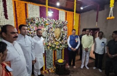 क्रांतिज्योती सावित्रीबाई फुले जन्मस्थळी मुख्यमंत्री देवेंद्र फडणवीस यांनी केले अभिवादन