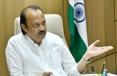 धाराशिव जिल्ह्यात साकत येथे पूरपरिस्थितीमुळे अडकलेल्या नागरिकांना सुरक्षित ठिकाणी हलविण्याचे उपमुख्यमंत्री अजित पवार यांचे जिल्हाधिकाऱ्यांना निर्देश उपमुख्यमंत्र्यांकडून राज्यात मुसळधार पावसामुळे निर्माण झालेल्या परिस्थितीचा आढावा