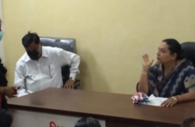 पालकमंत्र्यांकडून तिवसा नगरपंचायतीच्या कामकाजाचा आढावा कामे सुरळीत नसल्याने पालकमंत्र्यांकडून तीव्र नाराजी, बेजबाबदारपणाबद्दल खडसावले; नागरिकांच्या जीवाशी खेळू नका – पालकमंत्री ॲड. यशोमती ठाकूर