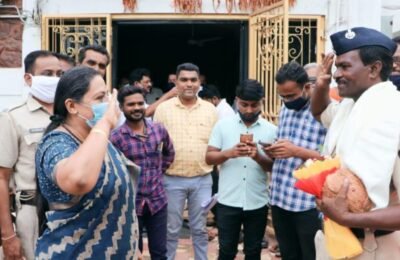 पोलीस कर्मचाऱ्याला सन्मानपूर्वक निरोप महिला व बालविकास मंत्र्यांकडून सॅल्यूट