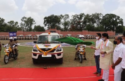 जिल्हा पोलिस दलास सक्षम करण्यासाठी सर्वकाही देऊ, गुन्हेगारांना पोलिसांचा धाक वाटावा असे वातावरण निर्माण करा – पालकमंत्री धनंजय मुंडे बीड जिल्हा पोलिस दलात 151 मोटारसायकल, 8 स्कॉर्पिओ, 2 डायल 112 व 2 टियूव्ही गाड्या दाखल; मंत्रीमहोदयांच्या हस्ते लोकार्पण संपन्न