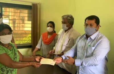 वीज पडून मृत्यू झालेल्या व्यक्तिंच्या वारसांना पालकमंत्री विजय वडेट्टीवार यांच्या हस्ते प्रत्येकी ४ लाख रुपयांच्या धनादेशाचे वितरण