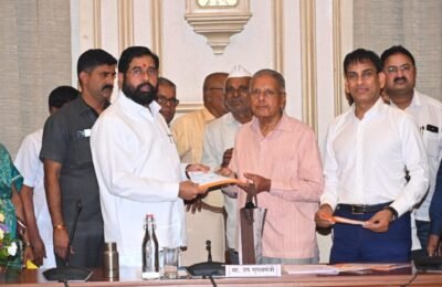 सिडकोच्या बीएमपीसी कामगारांचा ४० वर्षे प्रलंबित असलेला प्रश्न उपमुख्यमंत्री एकनाथ शिंदे यांनी सोडवला ११ कामगारांना प्रातिनिधिक स्वरूपात प्रत्येकी १० लाखांच्या धनादेशाचे वितरण; कर्मचाऱ्यांनी मानले उपमुख्यमंत्री शिंदे यांचे आभार