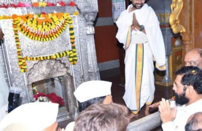 मुख्यमंत्री एकनाथ शिंदे यांनी घेतले संत एकनाथ महाराजांच्या समाधीचे दर्शन