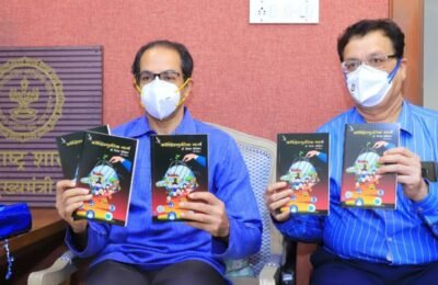 डॉ.दिपक म्हैसेकर लिखित ‘कोव्हिडमुक्तीचा मार्ग’ पुस्तकाचे मुख्यमंत्री उद्धव ठाकरे यांच्या हस्ते प्रकाशन