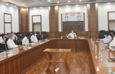 पूरग्रस्त शेतकरी, बाधितांना पुन्हा उभे करण्यासाठी सर्वतोपरी प्रयत्न – मुख्यमंत्री उद्धव ठाकरे पूराबाबत कायमस्वरूपी उपाययोजनांचेही प्रयत्न; स्वाभिमानीच्या शेतकरी शिष्टमंडळासमवेत बैठक