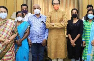 ‘आम्ही तुमच्या सोबत आहोत, काळजी करू नका’ लोणकर कुटुंबीयांना दिला मुख्यमंत्री उद्धव ठाकरे यांनी धीर स्वप्नीलच्या बहिणीला सक्षम करण्यासाठी कार्यवाहीचे निर्देश