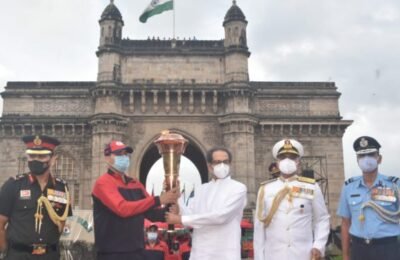 १९७१ च्या युद्धातील विजयोत्सवानिमित्त ‘स्वर्णिम विजय मशाली’चे मुख्यमंत्री उद्धव ठाकरे यांनी केले स्वागत