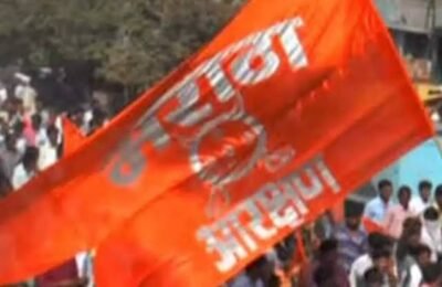 मराठयांना आरक्षण का द्यावे?              ते शूद्र आहेत म्हणून की ते गावकुसाबाहेर राहुन मेलेले जनावरे ओढतात म्हणून वा गावोगावी सांगावा सांगायला जातात म्हणून.