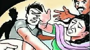 खोलमारा ग्रामपंचायतीत दलित महिला सदस्य व तिच्या पतीवर मारहाण — सरपंचाच्या पतीसह चौघांविरुद्ध अनुसूचित जाती अनुसूचित जनजाती अत्याचार प्रकरण दाखल