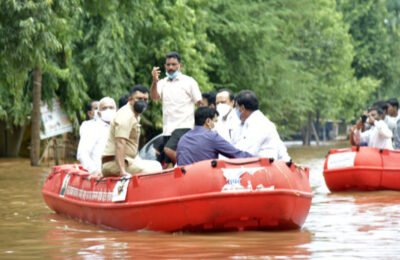 पुराचा वारंवार फटका बसणाऱ्या घरांचे पुनर्वसन करण्यासाठी जागेची उपलब्धता तातडीने तपासण्याचे उपमुख्यमंत्री अजित पवार यांचे निर्देश पलूस तालुक्यातील भिलवडी, माळवाडी येथील पूरग्रस्त भागाची उपमुख्यमंत्री यांनी केली पाहणी