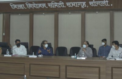 महापुरासारख्या समस्यांवर कायमस्वरुपी उपाययोजनांना प्राधान्य; पूररेषेची अंमलबजावणी काटेकोरपणे व्हावी – मुख्यमंत्री उद्धव ठाकरे महापूर व अतिवृष्टीच्या पार्श्वभूमीवर सांगली येथे आढावा बैठक