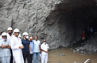 महसूलमंत्री बाळासाहेब थोरात यांनी केली अकोलेतील 0 ते 28 कालव्याच्या कामाची पाहणी धरणालगतचा महत्त्वपूर्ण बोगदा खुला : दोन्ही कालवे जलदगतीने पूर्ण करण्याच्या सूचना