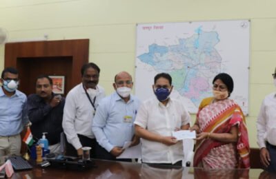 महापारेषण कंपनीकडून नागपूर जिल्ह्यातील कोरोना उपाययोजनांसाठी २ कोटींचा निधी ऊर्जामंत्री डॉ. नितीन राऊत यांच्याकडून धनादेश सुपूर्द; मे महिन्यापासून आतापर्यत १८ कोटी निधीची उपलब्धता