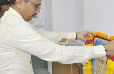विभागीय आयुक्त कार्यालयात स्वातंत्र्यवीर सावरकरांना अभिवादन