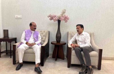 उत्तरकाशीत अडकलेल्या पर्यटकांशी आपत्ती व्यवस्थापन मंत्री गिरीश महाजन यांचा संवाद केंद्रीय परिवहन व  महामार्ग रस्ते विकास विभाग राज्यमंत्री अजय टम्टा यांच्याशी चर्चा