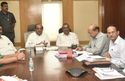 ऊसतोड मजुरांकडील गोवंशीय पशुधनाचे लम्पी रोग प्रतिबंधात्मक लसीकरण प्रमाणपत्र आवश्यक राज्यात सुरु होणाऱ्या साखर गळीत हंगामाच्या पार्श्वभूमीवर पशुसंवर्धन व दुग्ध व्यवसाय मंत्री राधाकृष्ण विखे पाटील यांच्या सूचना